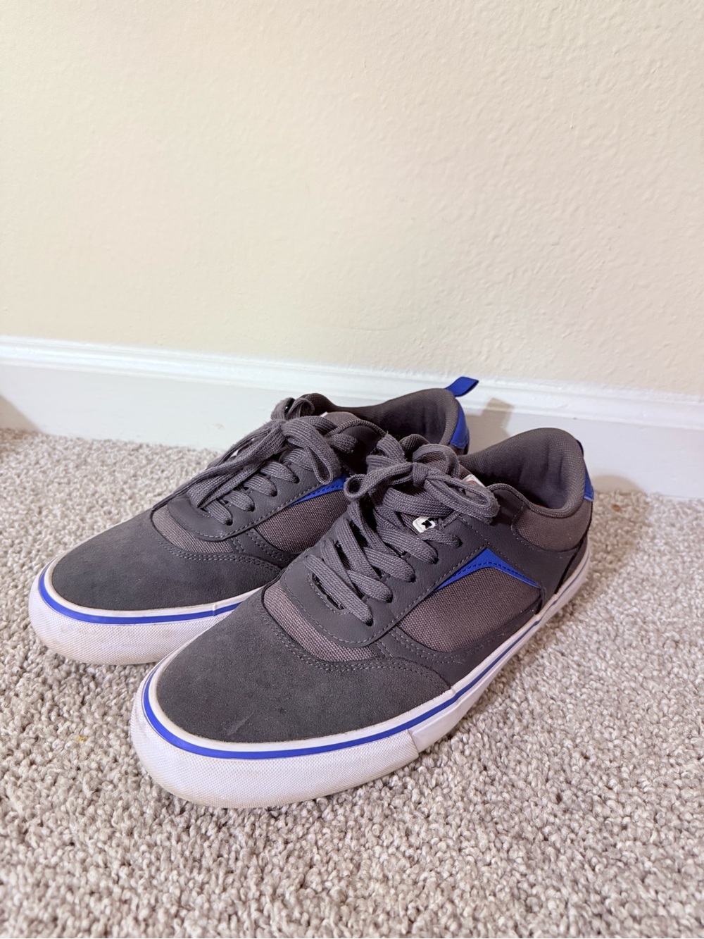 Airwalk Men's Gray Sneakers with Blue Accents